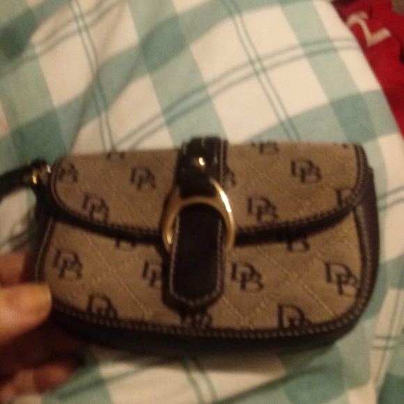 Dooney and Bourke small wristlet - Picture 3 of 3